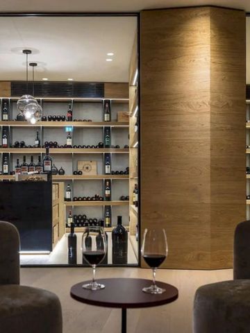 Exklusiver Weinkeller mit edlen Weinen und gemütlicher Sitzecke