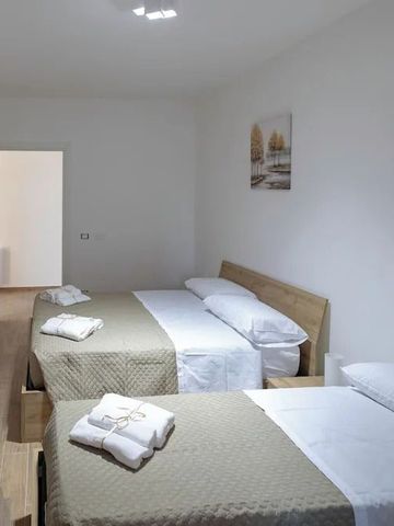 Zwei Einzelbetten mit eleganter Bettwäsche vor hellem Hintergrund