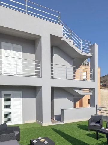 Moderner Gebäudebalkon mit Sitzbereich und Ausblick auf blauen Himmel