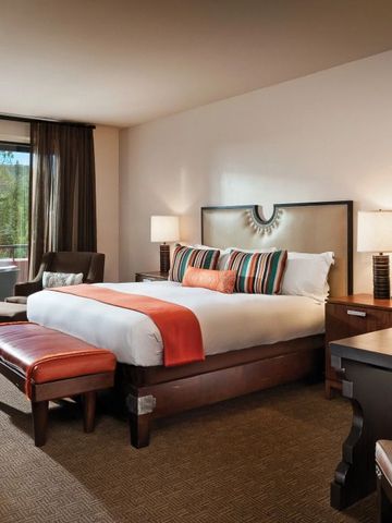 Elegantes Hotelzimmer mit Balkon und modernem Design