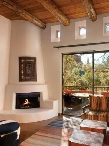 Gemütliches Wohnzimmer mit Kamin und Blick auf die Natur