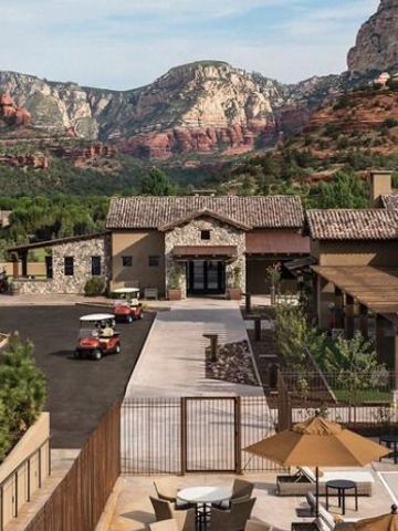 Außenbereich des Hotels mit Terrasse und Blick auf die Berge