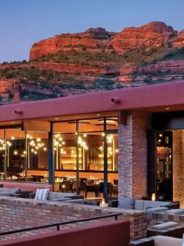 Terrasse mit Abendbeleuchtung und roten Felsen im Hintergrund