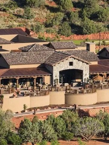 Luftaufnahme des Hotels inmitten der Natur