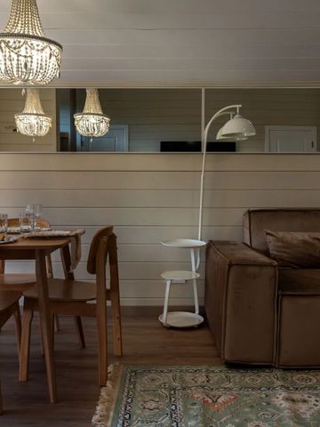 Essbereich mit Holztisch und Kronleuchtern