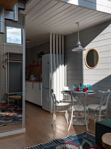 Helle Küche mit Esstisch im modernen Design