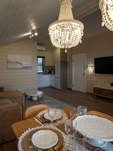 Wohnbereich mit Kronleuchter und stilvollen Möbeln