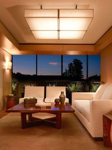 Luxuriöser Wohnbereich mit Kamin im Nobu Hotel