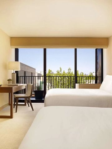 Helles Doppelzimmer mit großen Fenstern im Nobu Hotel Palo Alto