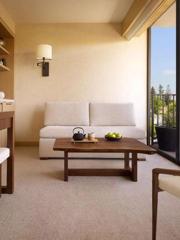 Moderner Sitzbereich mit Balkon im Nobu Hotel