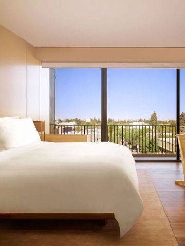 Geräumiges Schlafzimmer mit Panoramafenstern im Nobu Hotel