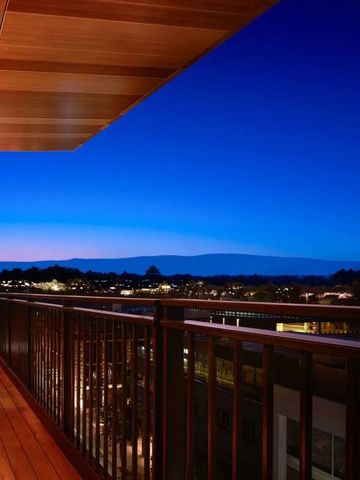 Abendliche Aussicht von der Hotelterrasse über die Stadtlichter von Palo Alto