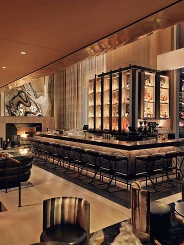 Stilvolle Hotelbar mit luxuriöser Einrichtung und beleuchteten Regalen