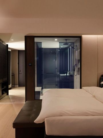 Modernes Hotelzimmer mit minimalistischem Design und gemütlicher Beleuchtung