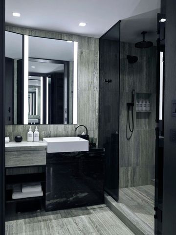 Elegantes Badezimmer mit modernen Einrichtungen und Spiegelbeleuchtung