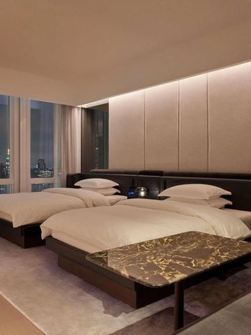 Geräumiges Zimmer mit zwei Betten und Panoramafenstern