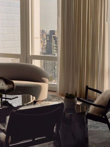 Stilvolle Hotelsuite mit Sitzbereich und Blick auf die Skyline