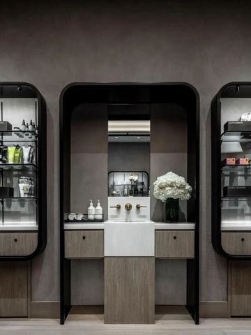 Luxuriöser Spabereich mit stilvollen Pflegeprodukten und Blumen