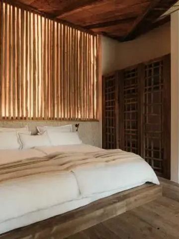 Gemütliches Schlafzimmerdesign mit Holzwand und weicher Beleuchtung