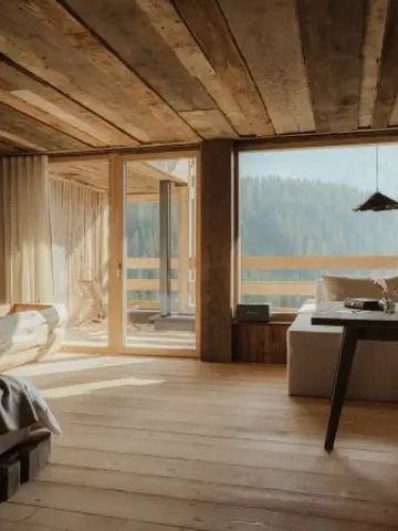 Geräumige Suite mit Badewanne und grandiosem Ausblick auf die Berge