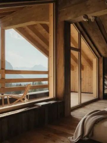 Gemütliches Hotelzimmer mit Panoramablick auf die Berge und Holzinterieur