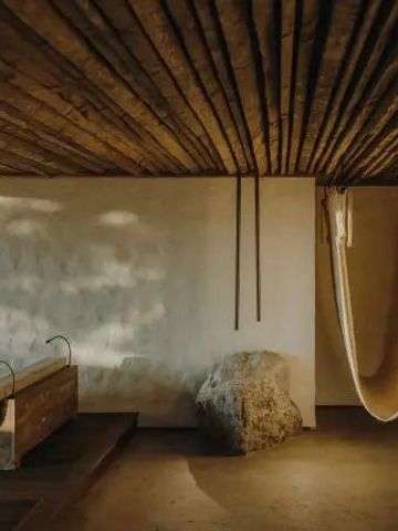 Modernes Spa mit Hängematten und natürlichem Licht