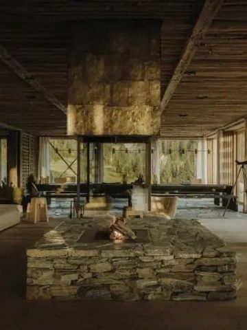 Eleganter Raum mit rustikalem Kamin und Panoramablick