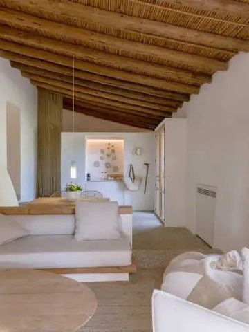 Gemütliches Wohnzimmer mit Holzbalkendecke und modernem Design im Hotel Es Racó d'Artà