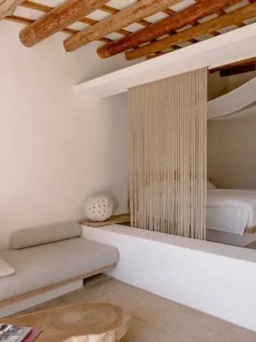 Elegantes Zimmerdesign mit Naturtönen und hölzernen Akzenten