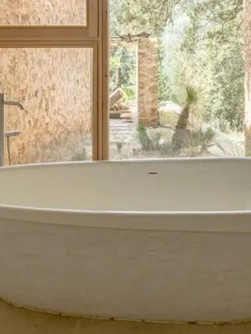 Helle Badewanne mit direktem Zugang zur Natur