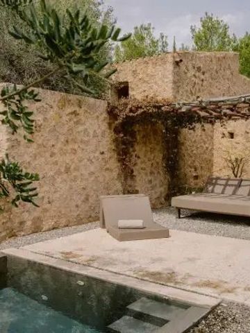 Privater Gartenbereich mit kleinem Pool und gemütlicher Liege