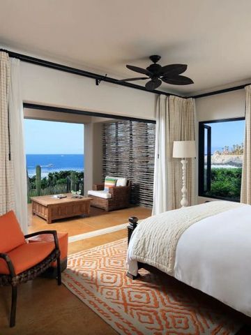 Luxuriöses Zimmer mit Meerblick und gemütlichem Sitzbereich auf der Terrasse.