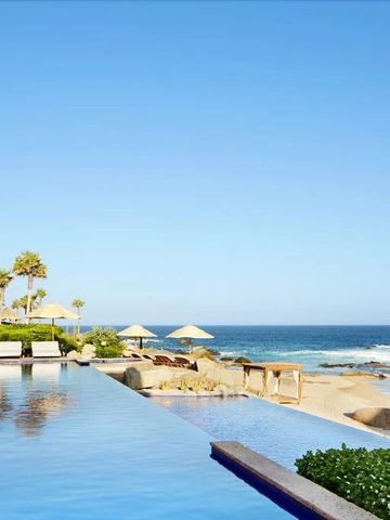 Infinity-Pool mit Blick auf den Strand und das Meer im Hotel Esperanza