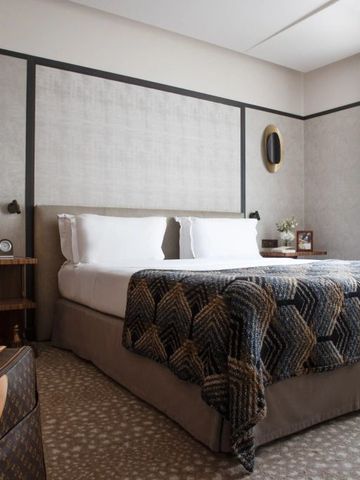 Luxuriöses Doppelzimmer mit stilvollem Dekor und eleganter Einrichtung.