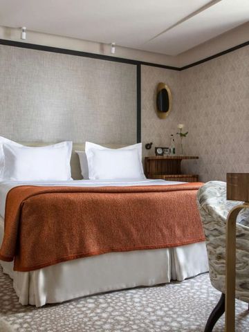 Elegantes Hotelzimmer mit großem Bett und stilvollem Dekor