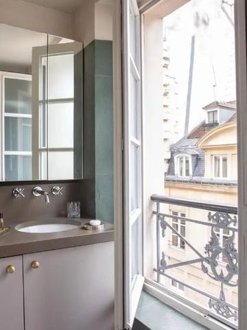 Helles Badezimmer mit Blick auf die Pariser Dächer