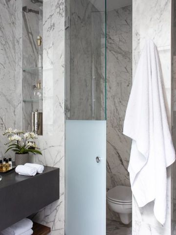 Luxuriöses Bad in Marmoroptik mit modernen Armaturen