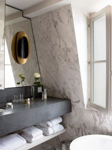 Modernes Badezimmer mit elegantem Design und Spiegel