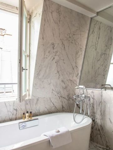 Freistehende Badewanne in einem stilvollen Marmorbad