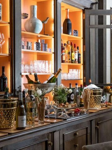 Elegante Hotelbar mit erlesenen Spirituosen und Gläsern