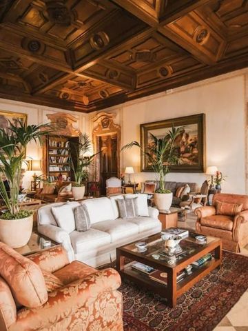 Prächtiger Salon mit luxuriösem Interieur, Holzkassettendecke und Kunstwerken.