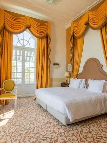 Luxuriöses Schlafzimmer mit goldenen Vorhängen und Doppelbett.