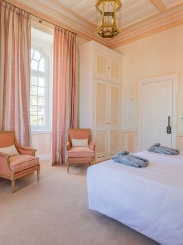 Helles Hotelzimmer mit zwei Einzelbetten und klassischer Einrichtung