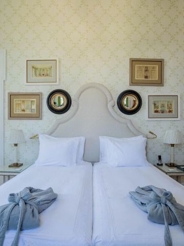 Elegantes Hotelzimmer mit zwei Einzelbetten und stilvollen Dekorationen