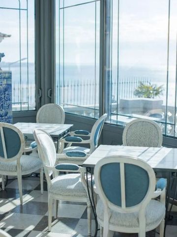 Restaurantbereich mit Panoramafenstern und Blick auf die Küste