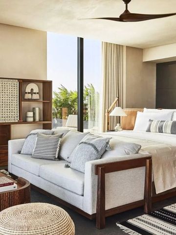 Elegantes Schlafzimmer mit großen Fenstern und stilvollem Dekor