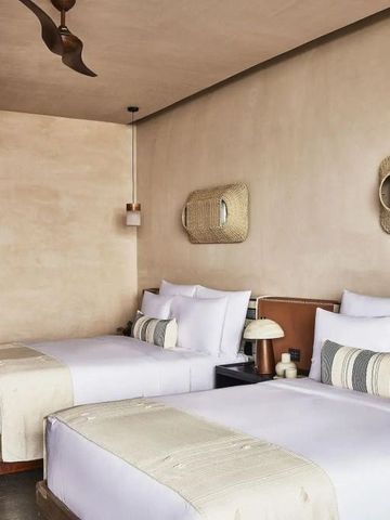 Doppelzimmer mit stilvoller Einrichtung und lichtdurchflutetem Ambiente