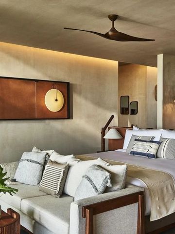 Luxuriöses Zimmer mit eleganten Details und komfortabler Einrichtung