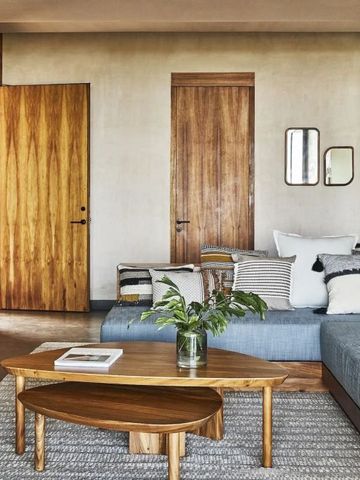 Gemütlicher Wohnbereich mit Holzmöbeln und eleganten Dekorelementen