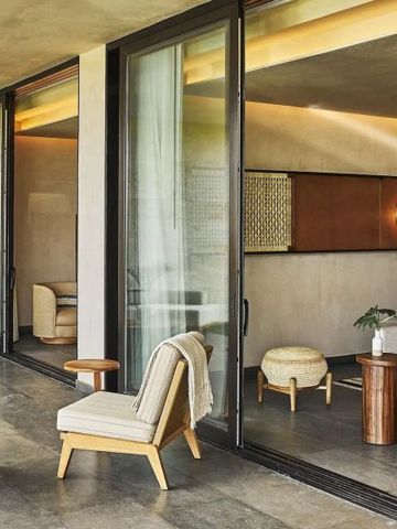 Luxuriöser Außenbereich einer Suite mit komfortablen Sitzgelegenheiten und moderner Einrichtung.